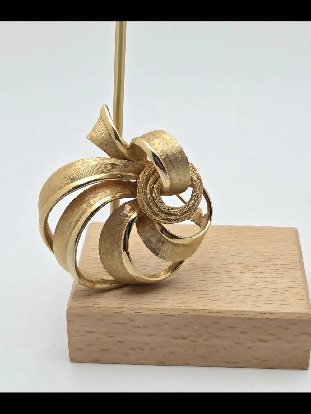 Vintage Coro Gold Tone Swirl Ribbon Brooch Pin